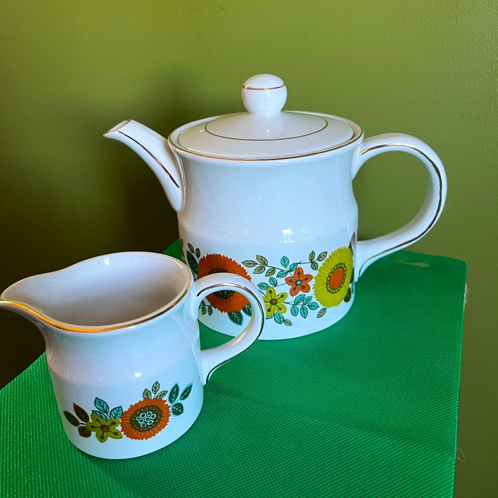 Ellgreave England porcelain tea pot and creamer with daisy pattern